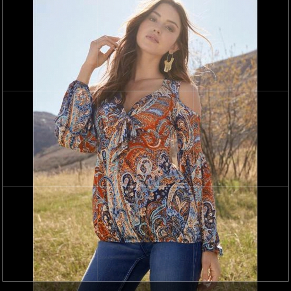 NWOT VENUS Cold-Shoulder Paisley Top in Large